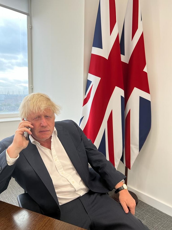 Boris Johnson al telefono