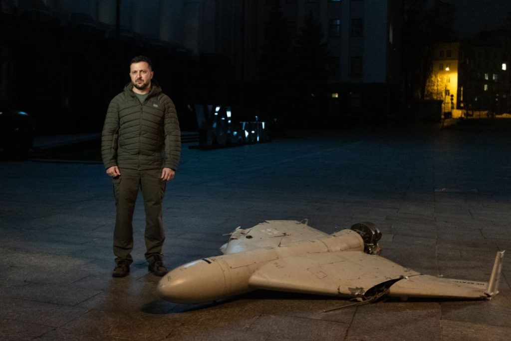 Il presidente ucraino Volodymyr Zelensky a fianco di un drone iraniano