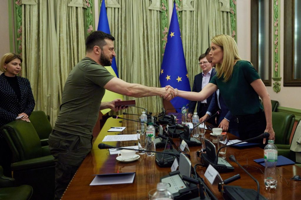 La presidente del Parlamento europeo Roberto Metsola incontra a Kyjiv il presidente ucraino Zelensky, il primo aprile 2022