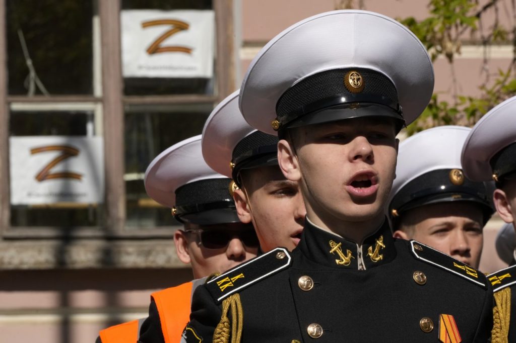 Un cadetto militare russo, sullo sfondo la 'Z' simbolo dell'invasione dell'Ucraina
