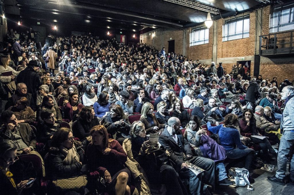 Pubblico in sala grande al Teatro Parenti