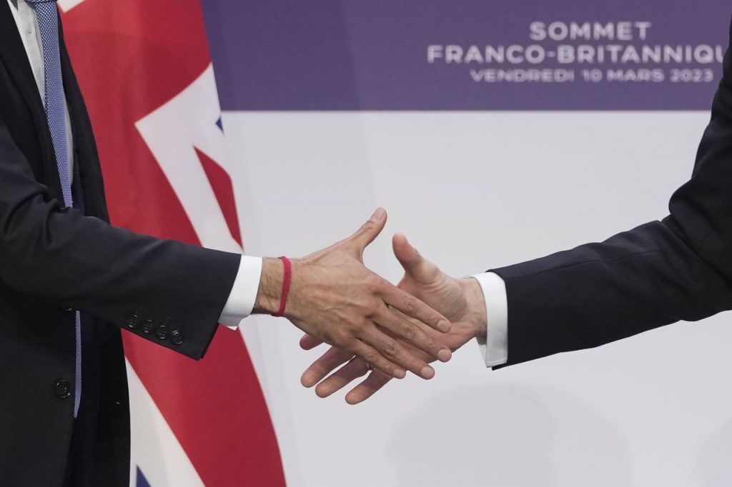 Stretta di mano tra Macron e Sunak