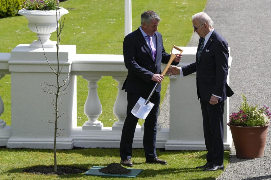 Biden pianta un albero alla Áras an Uachtaráin