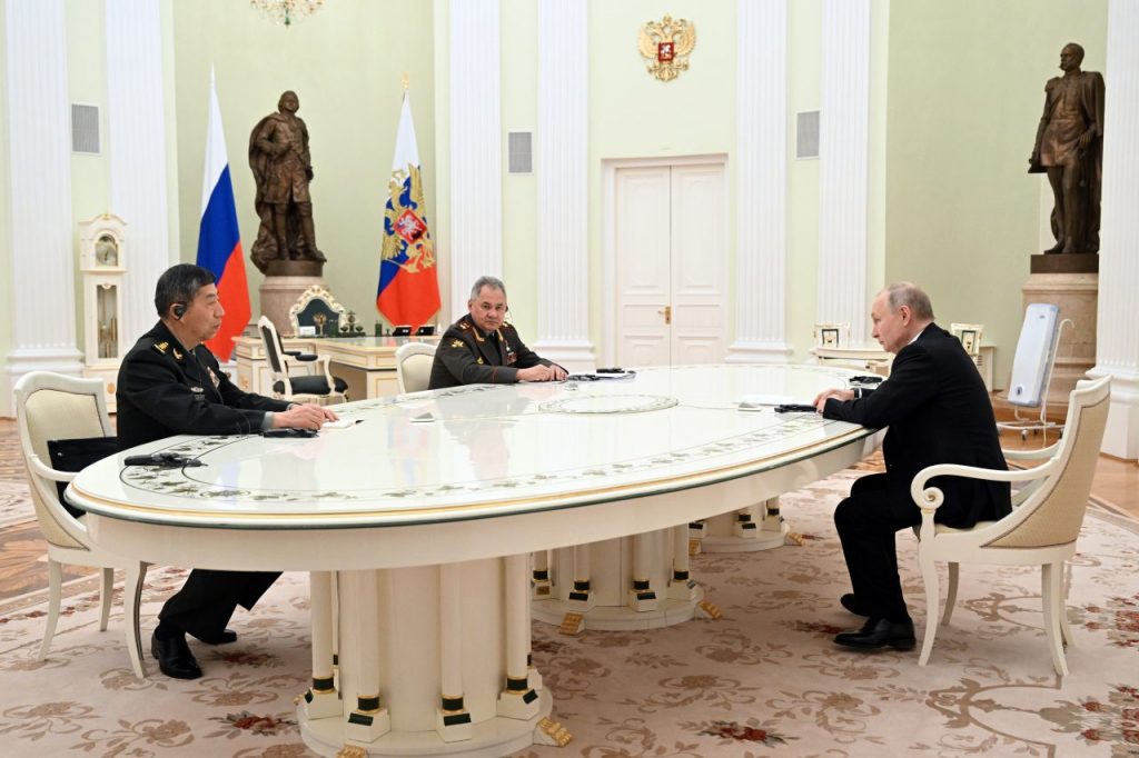 Vladimir Putin incontra a Mosca il ministro della difesa cinese Li Shangfu