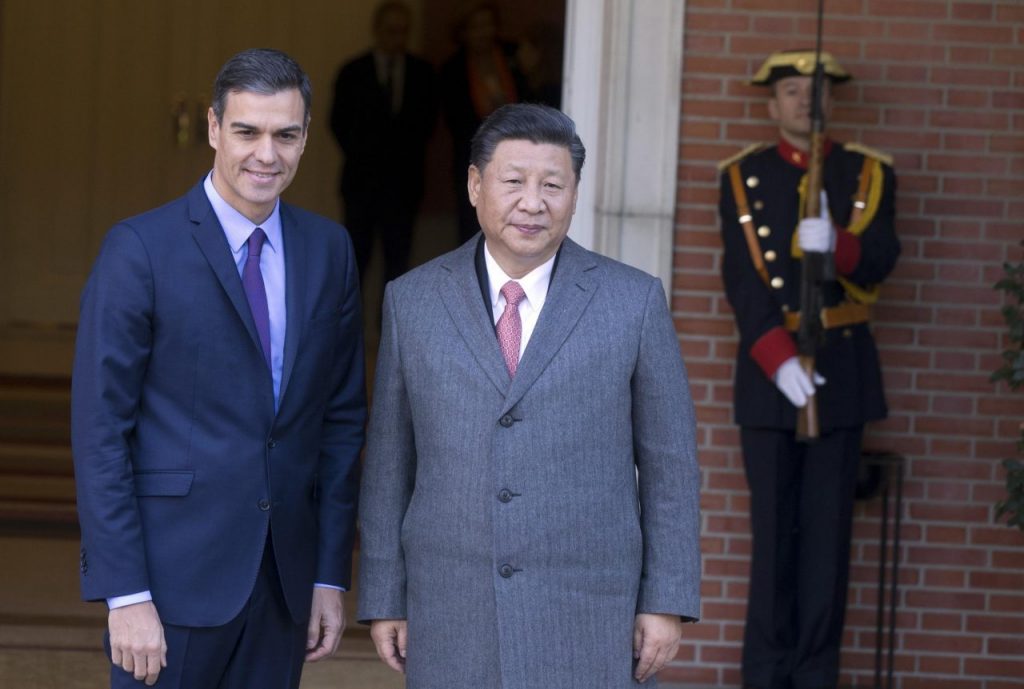 Il presidente spagnolo Sanchez con quello cinese Xi Jinping