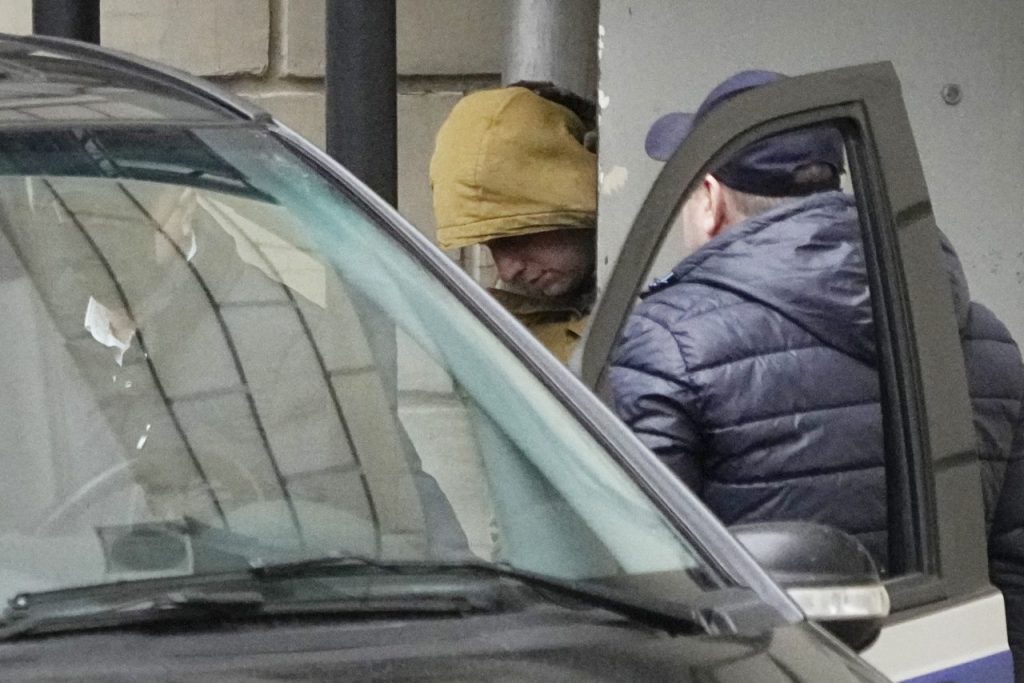 Il reporter del Wsj Gershkovich viene scortato fuori dal tribunale di Mosca
