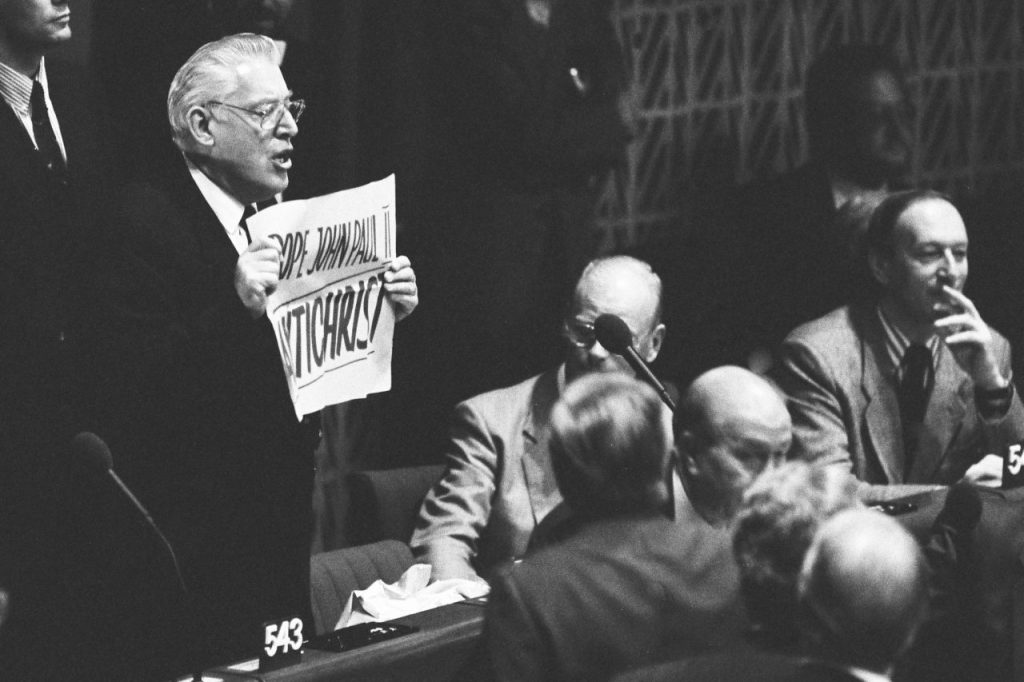 Ian Paisley disturba la seduta del Parlamento europeo in cui interviene Papa Giovanni Paolo II