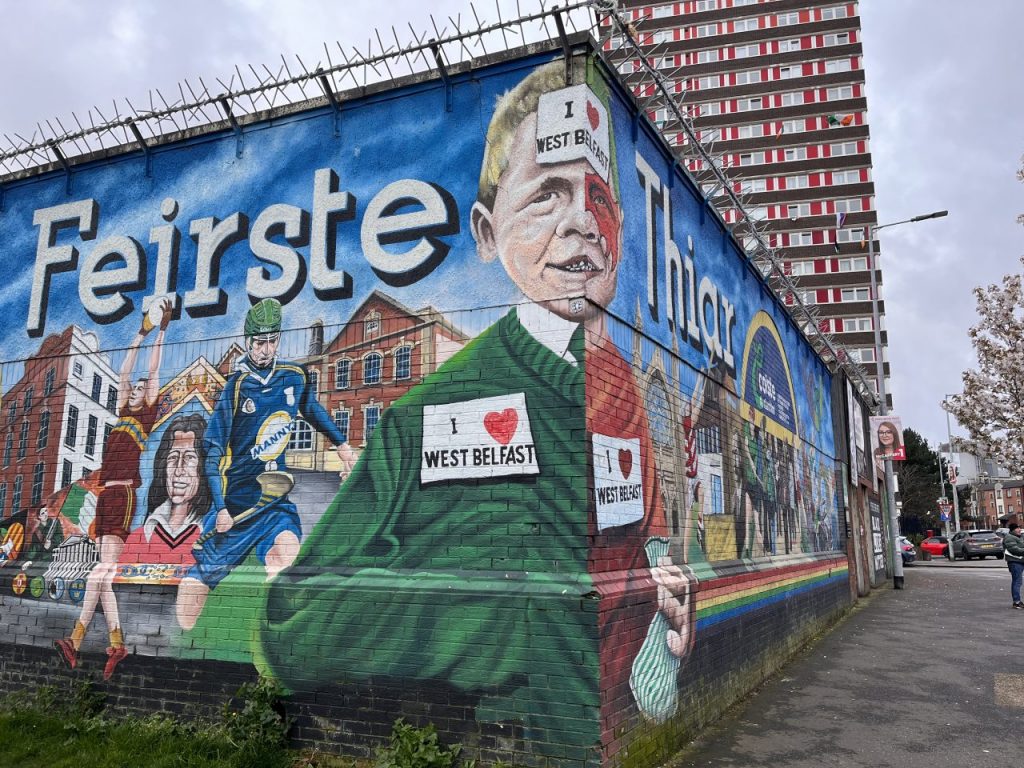 Un graffito a West Belfast, dietro si intravede il complesso di edilizia popolare Divis Towe