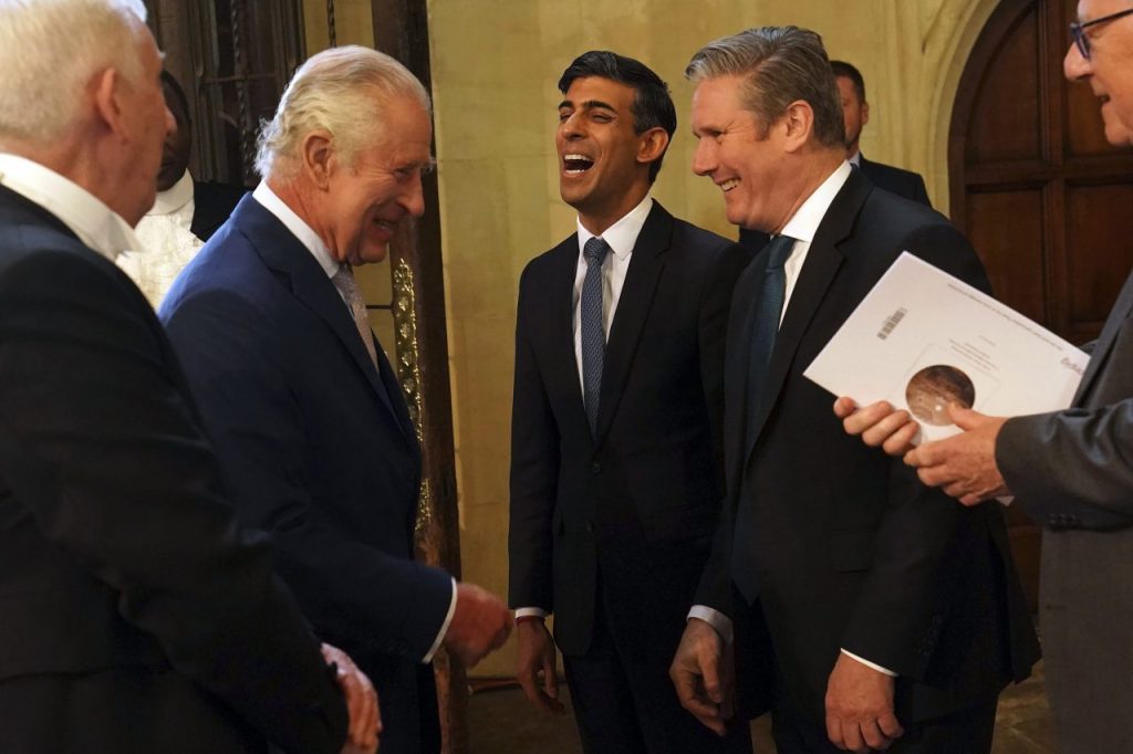 Starmer incontra Carlo III nel giorno dell'incoronazione insieme al primo ministro Rishi Sunak