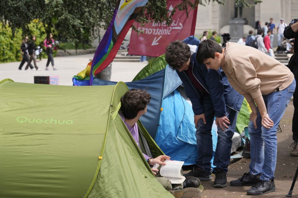 Tende fuori dal Politecnico di Milano, protesta contro il caro affitti