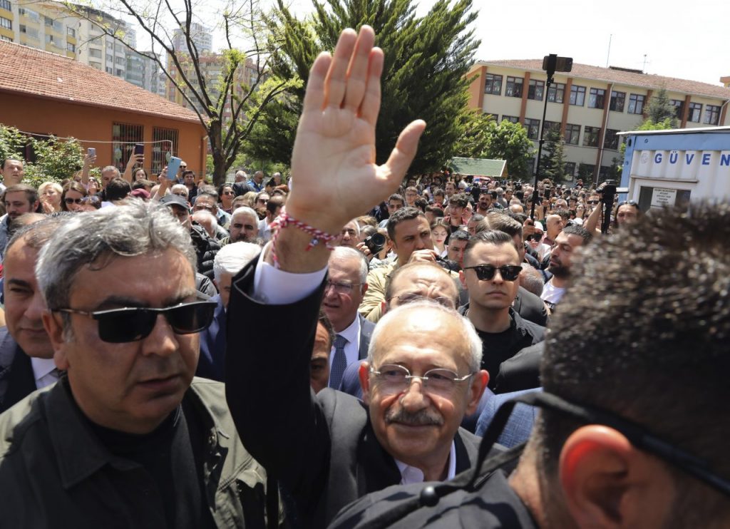 Il leader del CHP, Kemal Kılıçdaroğlu, fuori dal seggio dove ha votato
