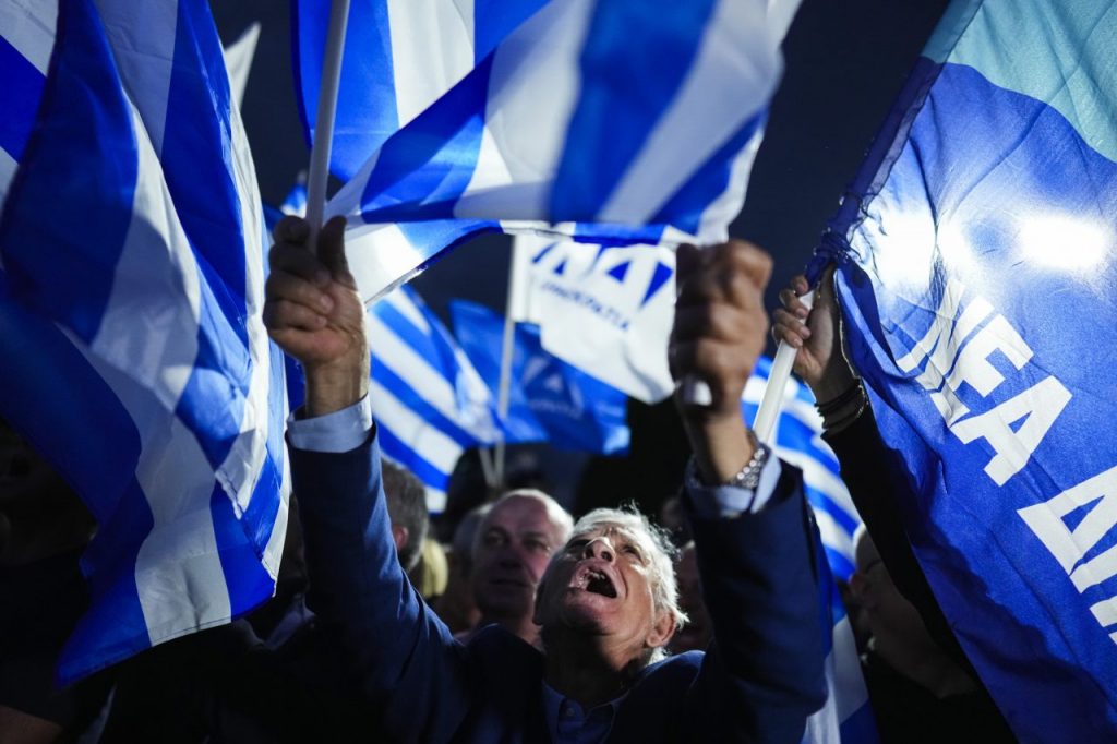 Gli elettori di Nuova Democrazia festeggiano