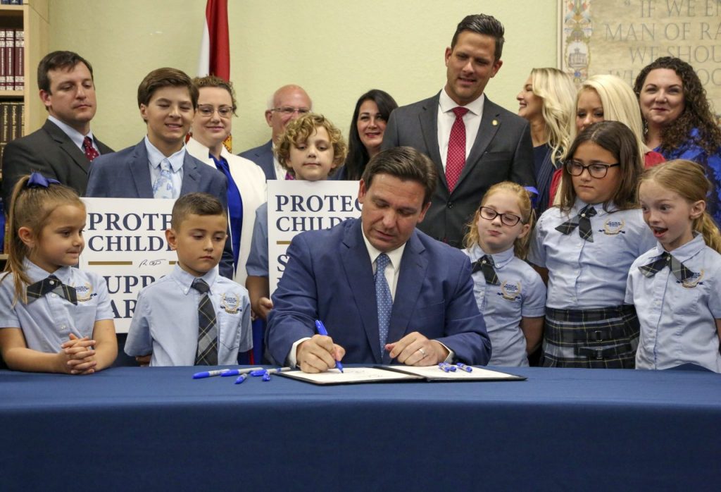 DeSantis firma una legge a Tampa, in Florida