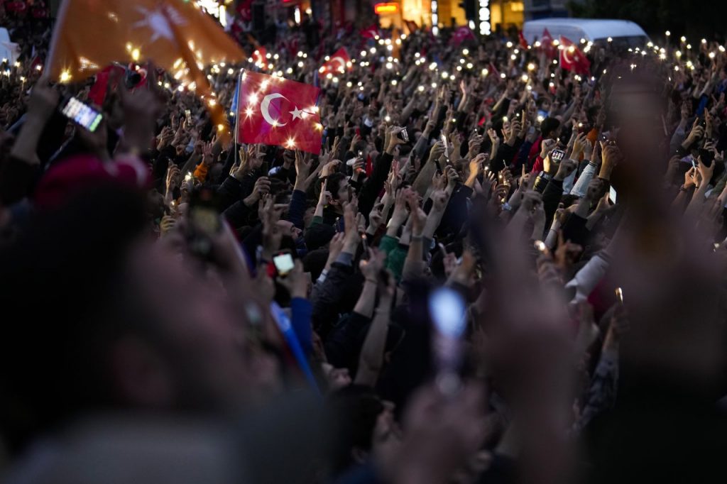 I sostenitori di Erdogan festeggiano in piazza la sua elezione