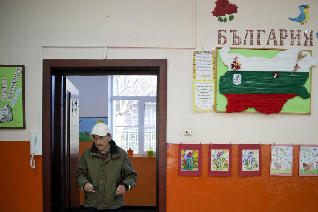 Un cittadino esce da un seggio alle elezioni di aprile in Bulgaria