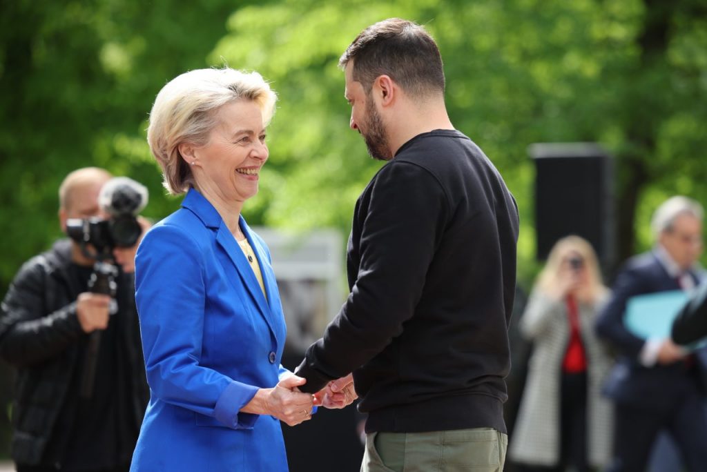La presidente della Commissione europea Ursula von der Leyen in visita a Kyjiv da Zelensky