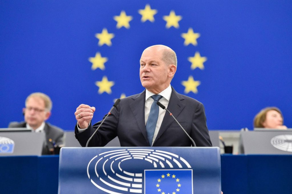 Il cancelliere tedesco Olaf Scholz parla alla plenaria del Parlamento europeo a Strasburgo