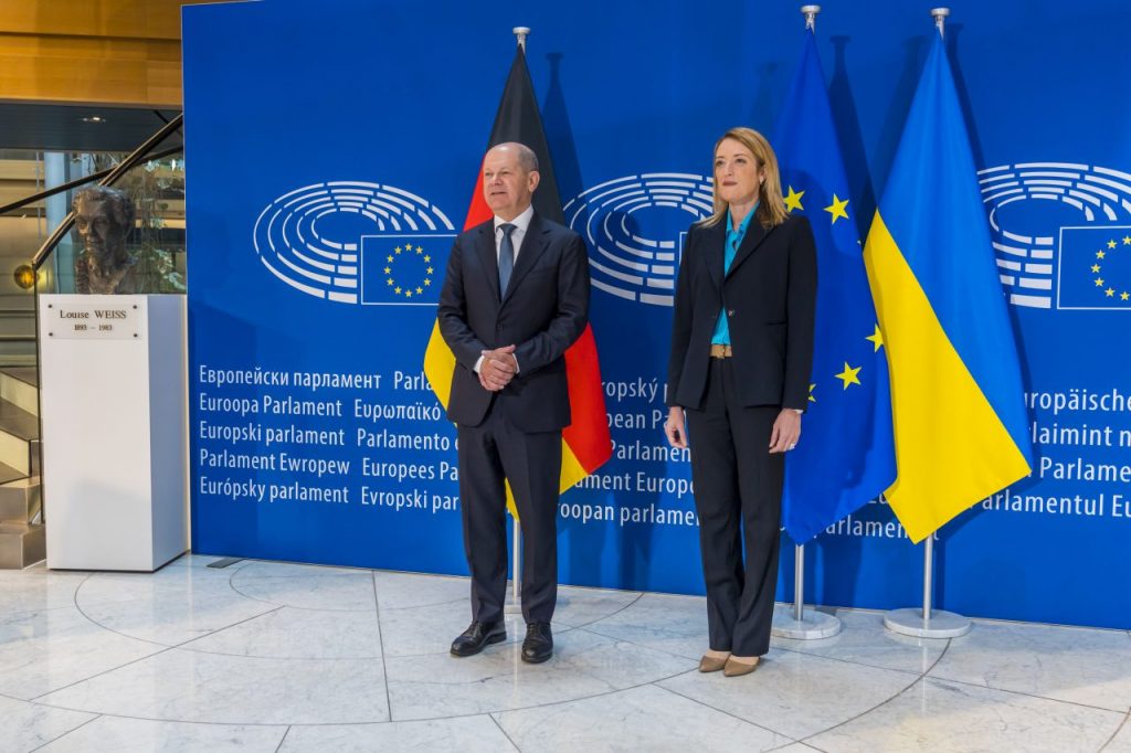 Il cancelliere tedesco Scholz con la presidente del Parlamento europeo Metsola