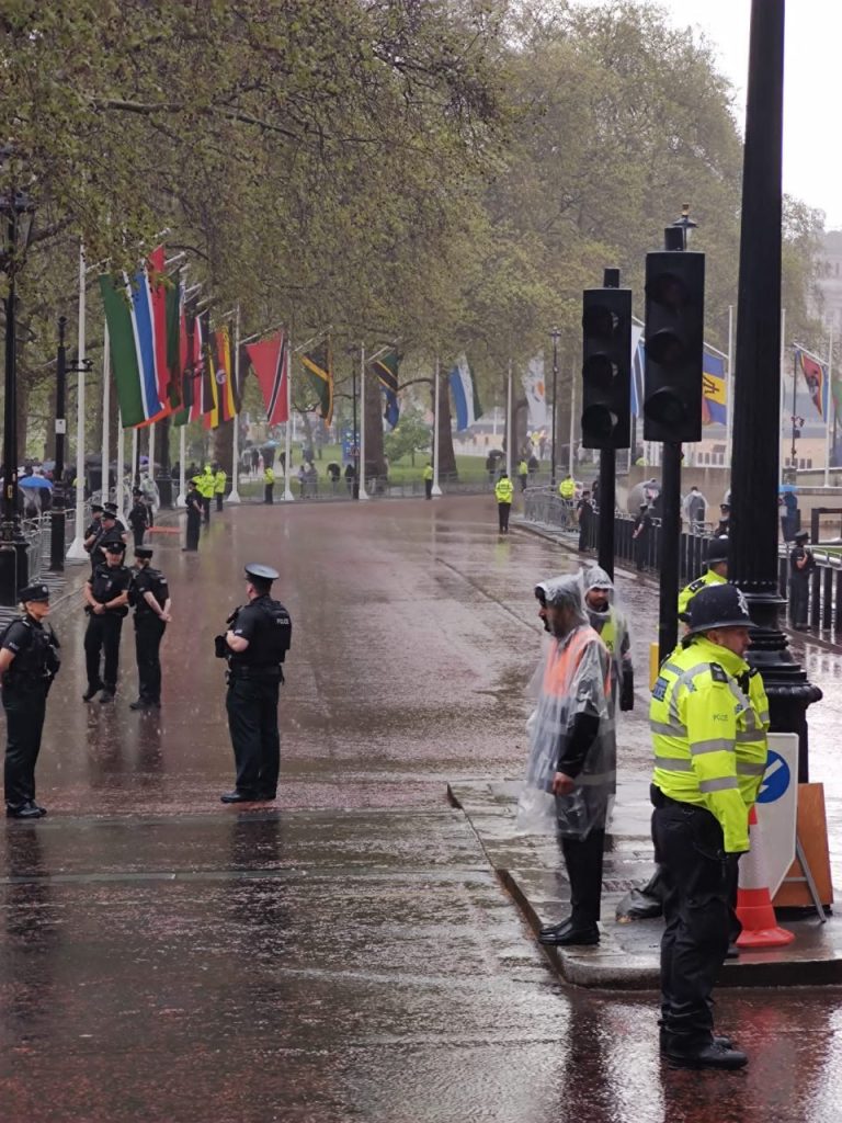 Londra sotto la pioggia prima della Coronation