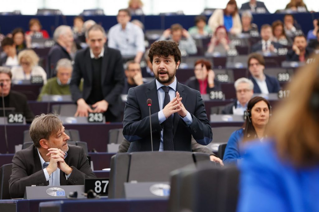 Brando Benifei (Pd) durante la plenaria