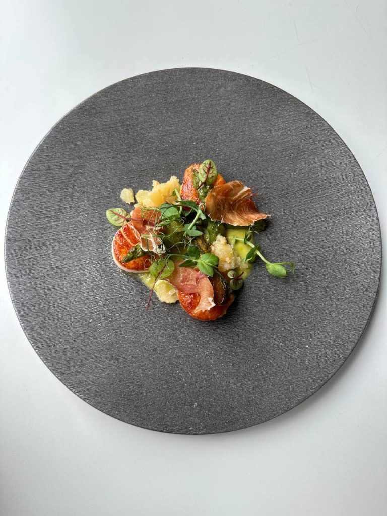Capesante con asparagi, chutney di mele, zenzero, scalogno e prosciutto crudo