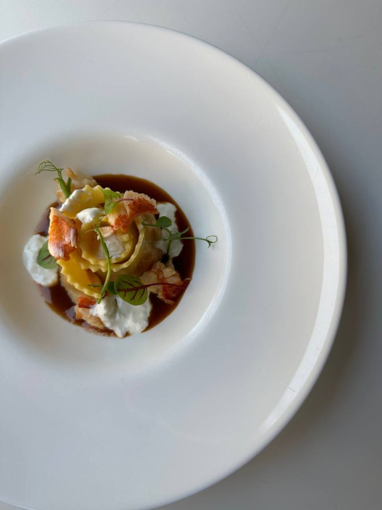 Raviolo di trippa, astice e stracciatella