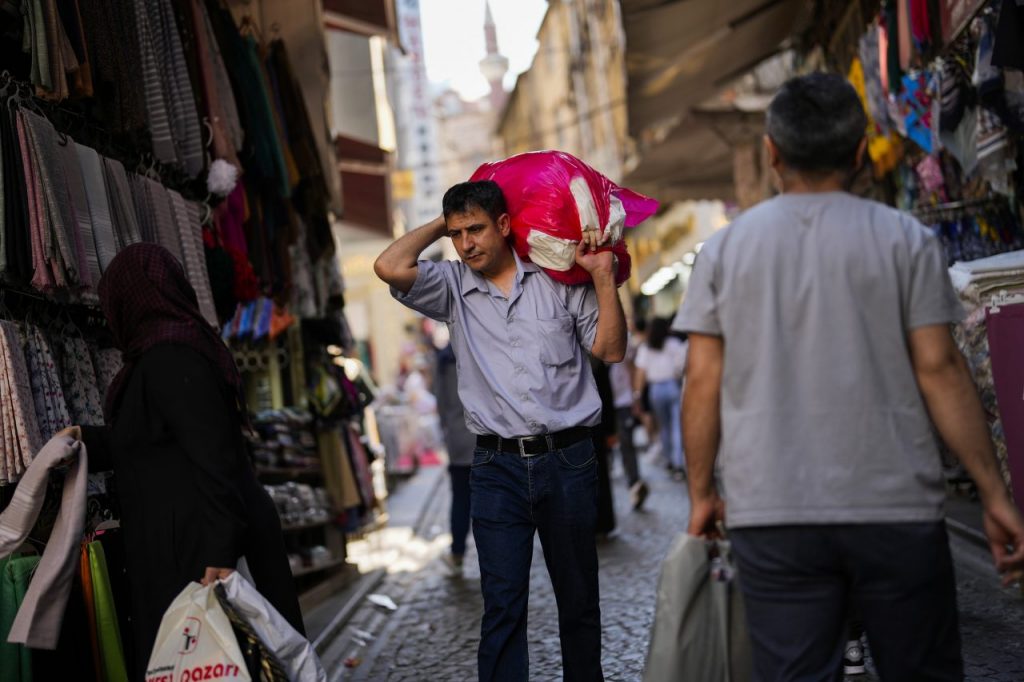 Un uomo per strada a Istanbul