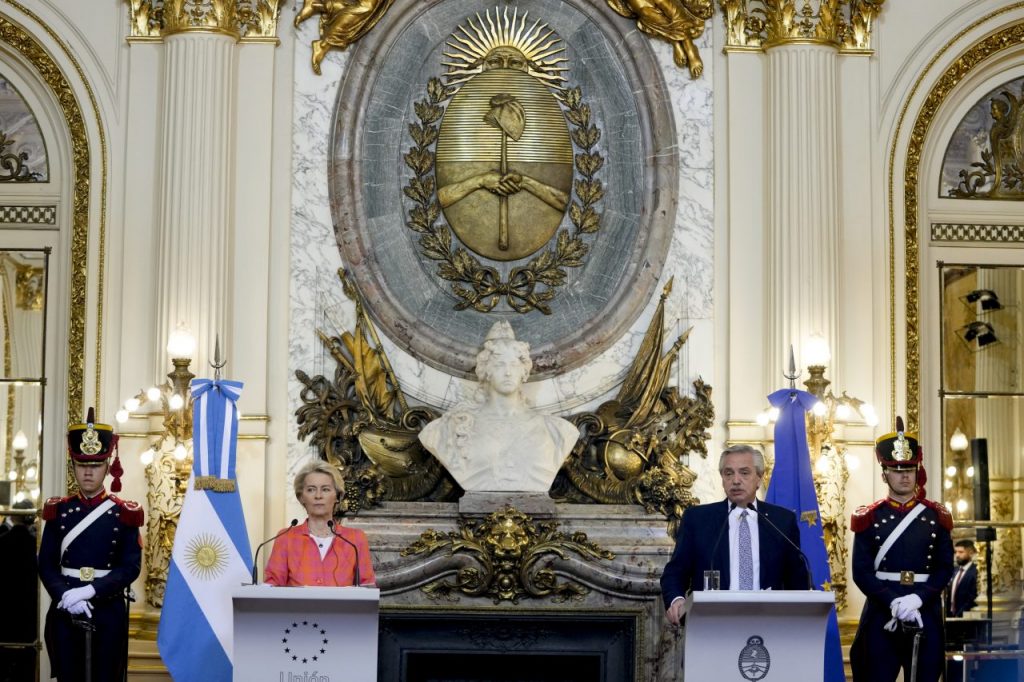 Von der Leyen con il presidente argentino