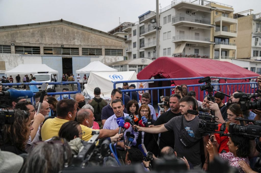 Tsipras parla con la stampa al porto di Kalamata