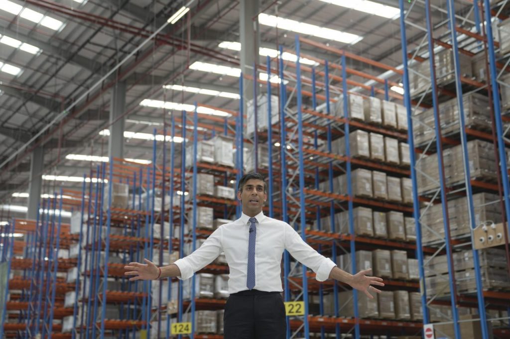 Il premier inglese Rishi Sunak parla dentro un magazzino Ikea