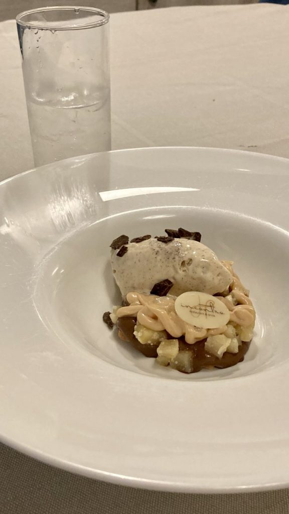 Frolla, ganache al cioccolato fondente, mele caramellate, gelato alla cannella e caramello salato