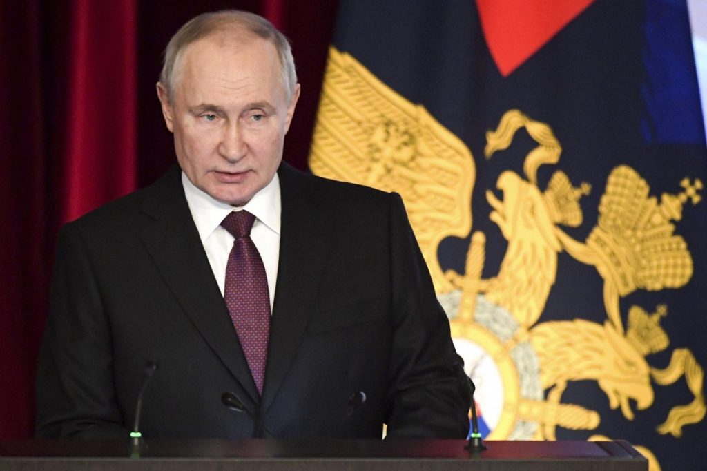 Putin con una dietro bandiera russa