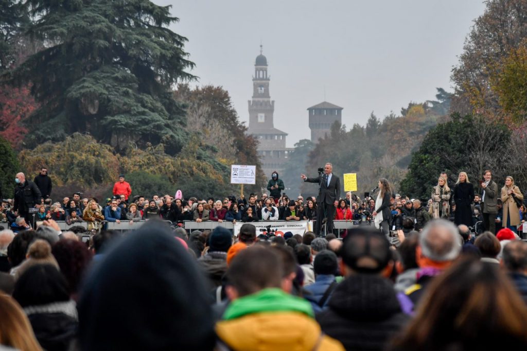 Bobby Kennedy Jr. a una manifestazione No Vax Milano del 2021