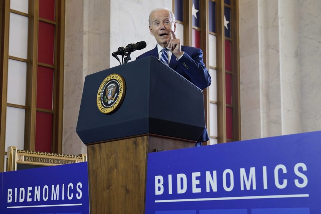 Joe Biden presenta i suoi risultati economici a Chicago