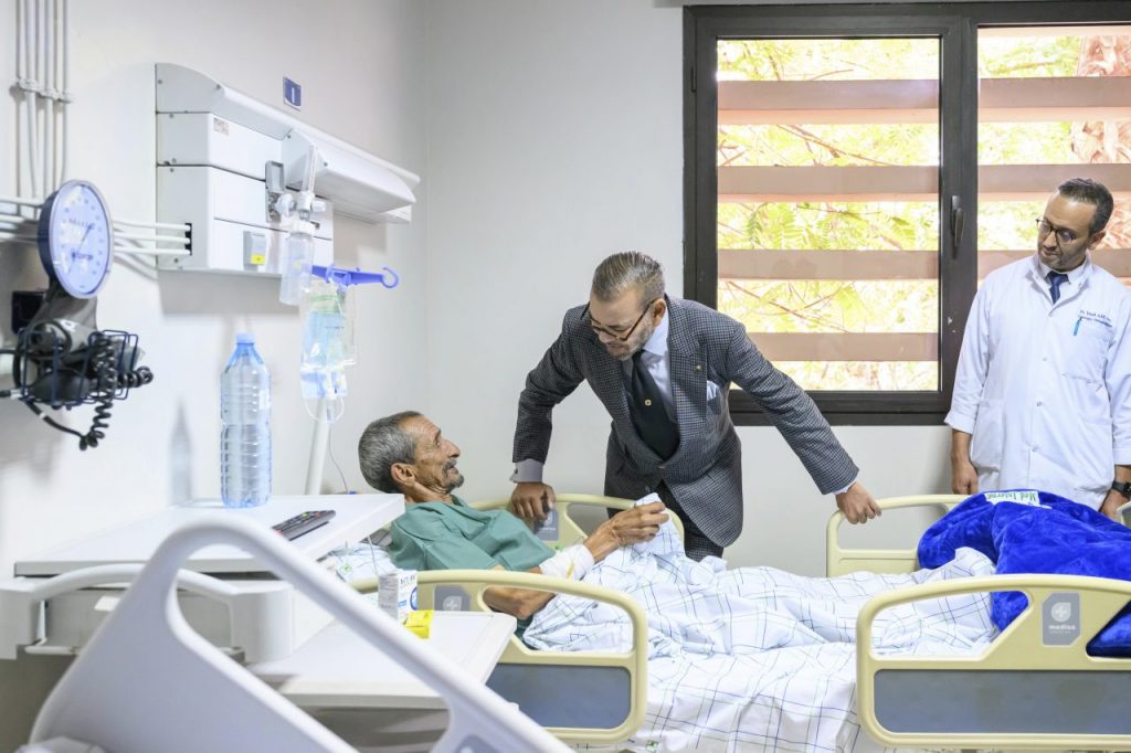Mohammed VI visita i feriti in un ospedale di Marrakech
