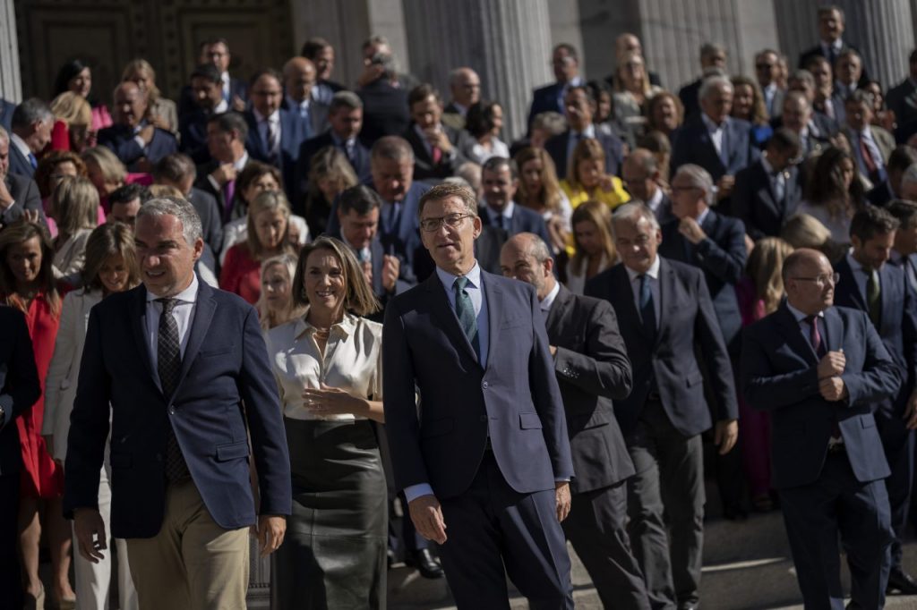 Núñez Feijóo con i deputati del Pp fuori dal Parlamento spagnolo