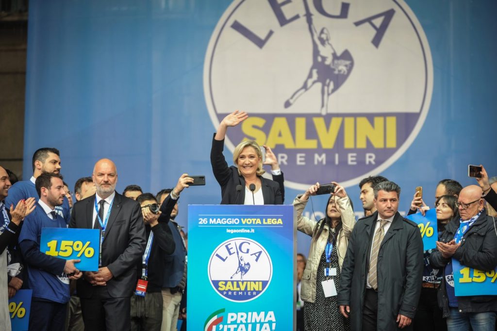 Le Pen sul palco di Milano nel maggio 2019