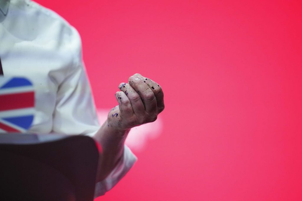 La mano di Starmer sporca di glitter