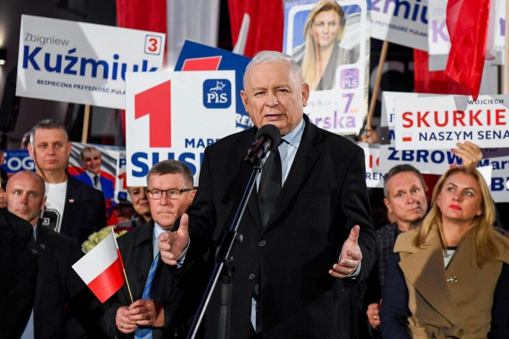Il capo di PiS, Kaczyński, parla ai sostenitori