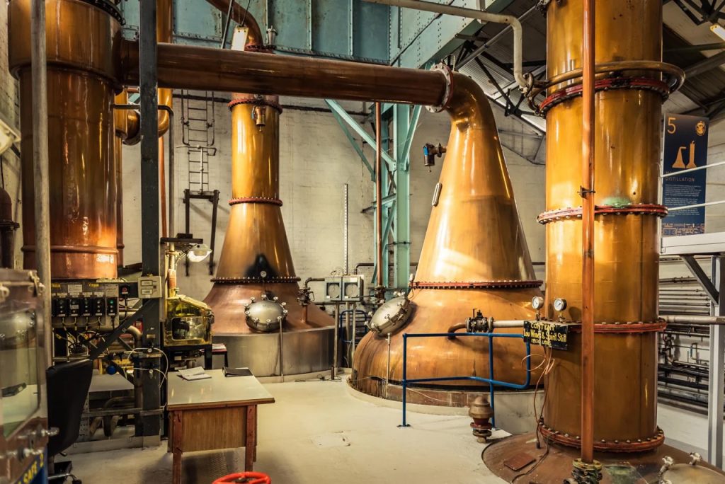 Alambicchi alla distilleria Loch Lomond (credits Lochlomondwhiskies.com)