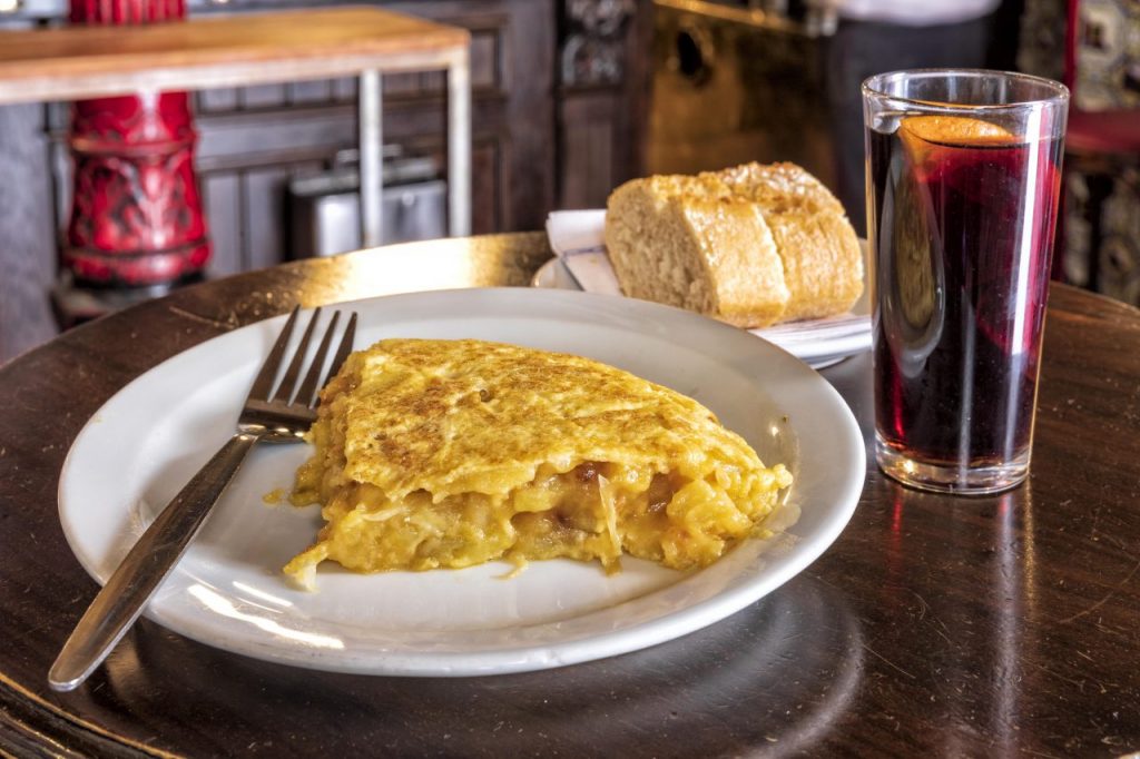 Tapa tortilla di patate, Bodega La Ardosa ©Álvaro López del Cerro, Madrid Destino