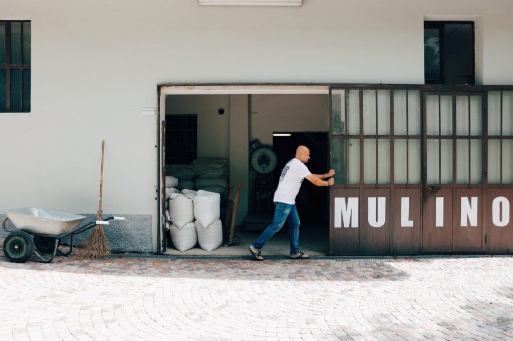 Diego Assandri apre la porta del Mulino (credits Mulino di Sassello)