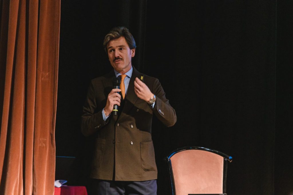 Il Master of Wine Andrea Lonardi, durante la presentazione di Brunello Forma (credits Consorzio Brunello di Montalcino)