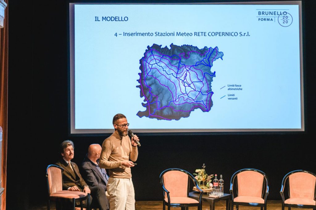 Emilio Machetti, responsabile settore ambiente di Copernico, illustra la raccolta di dati a Montalcino (credits Consorzio Brunello di Montalcino)