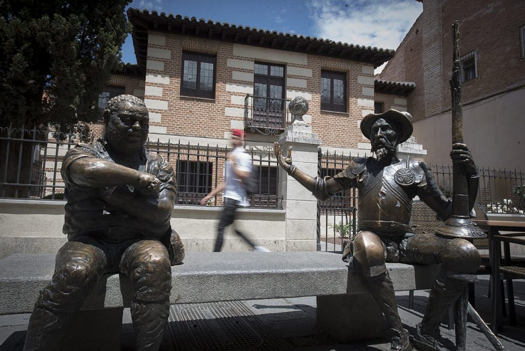 Alcalá de Henares, Statue di Don Quijote e Sancho davanti alla casa natale di Cervantes ©Ente Spagnolo del Turismo Turespaña