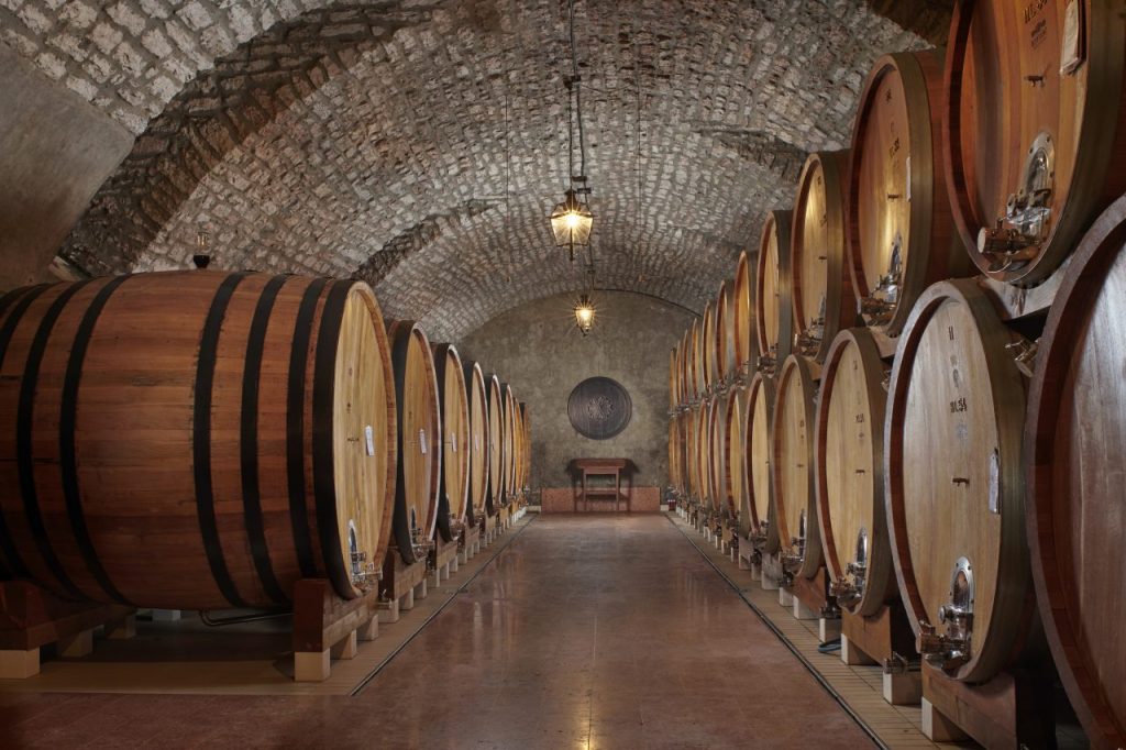 Botti nelle cantine di Bertani (credits Bertani)