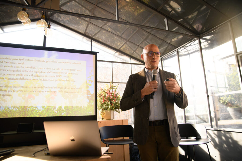Il prof. Franco Meggio durante la presentazione della ricerca presso Vivilo a Corte Franca, BS (credits Gaia Menchicchi)