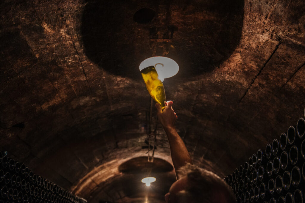 I residui dei lieviti nelle bottiglie che riposano in grotta (credits Fratelli Pisoni)