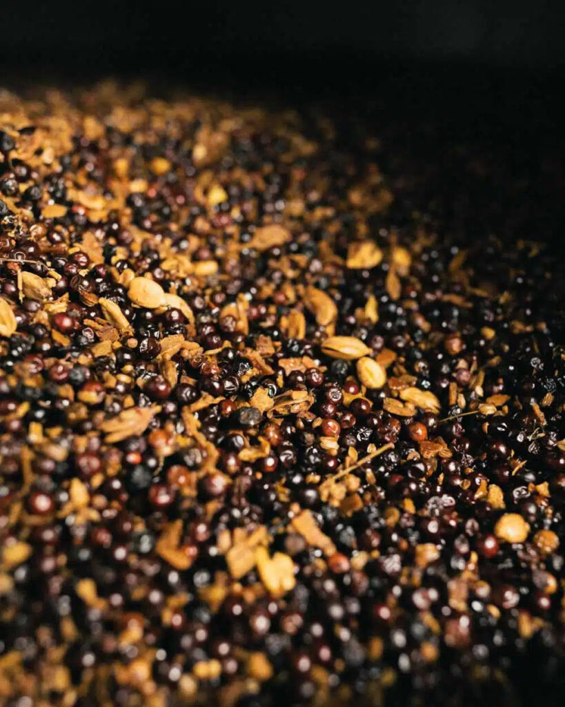 Ginepro e altre botaniche in infusione per la produzione del London Dry gin Occitan (credits Bordiga 1888)