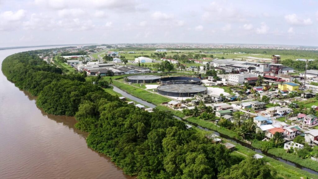 Demerara Distillers Limited è collocata sulle rive dell'omonimo fiume in Guyana (credits Compagnia dei Caraibi)